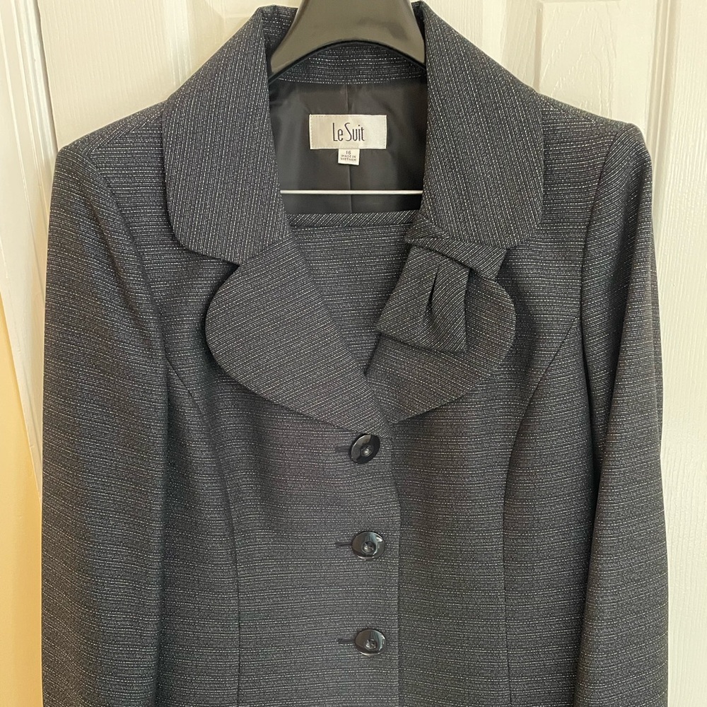 Ladies NWT skirt suit